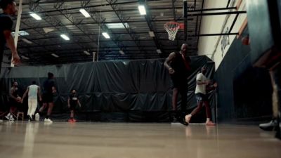 谁更流畅？詹姆斯马克西合练片段：练习低位转身后扣篮