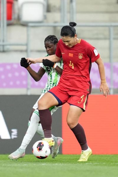 U20女足噩梦开局！黄嘉欣手球送点，对手点球破门，主裁争议判罚