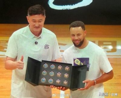 画风反转！杜峰满脸笑容对库里进行技术指导 网友：小库，硬一点