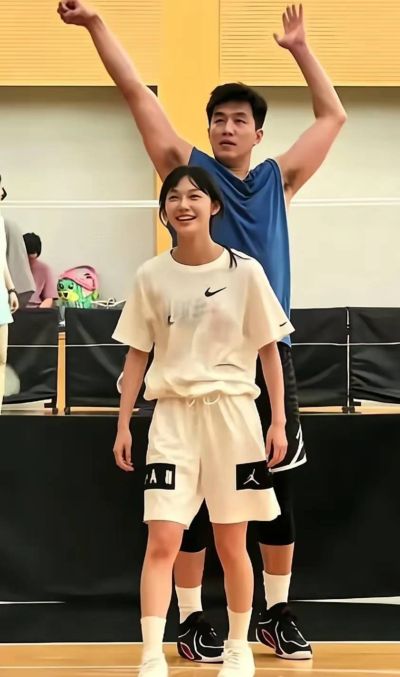 原创
            修成正果？郭艾伦和广东潮汕女网红在上海修成正果，好事将近？