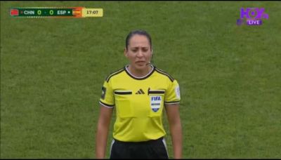 中国U20女足0-1落后西班牙，主裁回看认定黄嘉欣手球，判罚点球