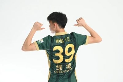 足球报：“王钰栋们”的留洋和中超的新人培养意识