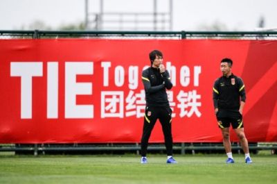 记者：当初的口号“团结是铁”言犹在耳 哎