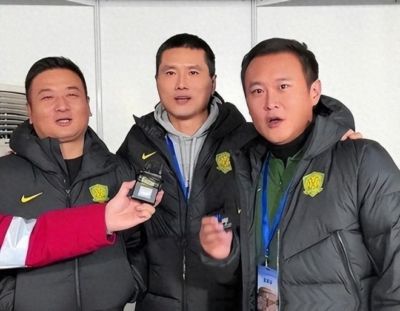 嫁给邵佳一22年，放弃国企工作出国，现丈夫成国足主教练给她争光