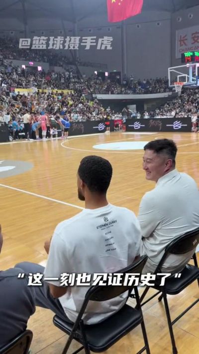 库里中国行现场：与杜锋同听库里之歌，还看了啦啦队表演