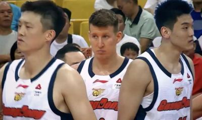 广东男篮新援完成首秀，一喜一忧，杜锋单挑库里，两名年轻球员完全赢得主教练信任