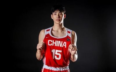 国篮有福了！国青2米1中锋兄妹合影 4人都打球前路一片坦途