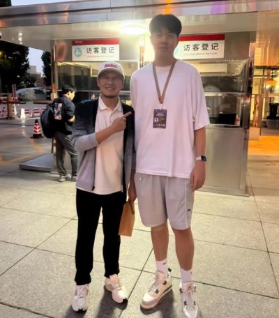 王熙麟近照，身高2米05，大学毕业，天赋不如王治郅，已放弃篮球