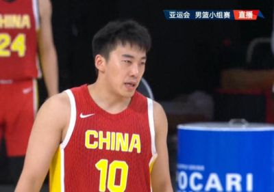 王俊杰4犯后，依然留在场上苦战！亚运会赛后，王俊杰感谢郭士强