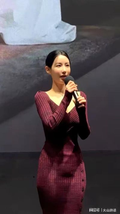 社死名场面啊！一件裙子把女明星的“小肚子”逼上热搜，强光一打，她吓得死死捂着肚子，满脸写着尴尬，真相流出