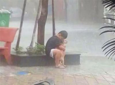 6岁男孩坐在暴雨里，怎么劝都不肯离开，看清楚他抱着的东西泪目