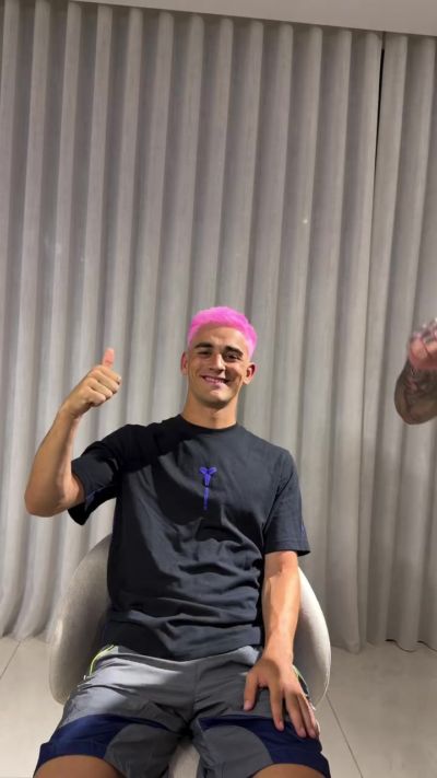 自己动手🤣理发师晒加维染粉发视频：加维亲自推头发💇‍♀️