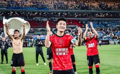 韦世豪重罚引发热议！媒体人谈反击与越线界限，停赛时机不当
