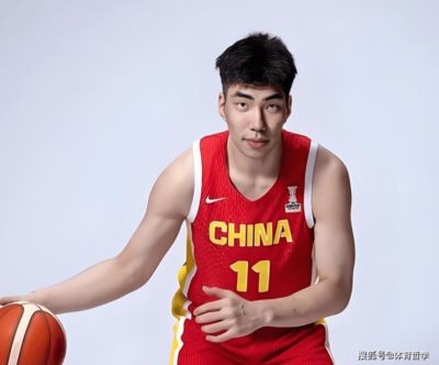 余嘉豪晒亚运会住宿照，集装箱房间！球迷：和在工地住没区别