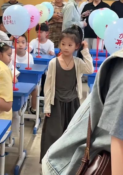 “小女孩阳光自信就够了，穿这样是想干嘛！”小学过度打扮照片火了