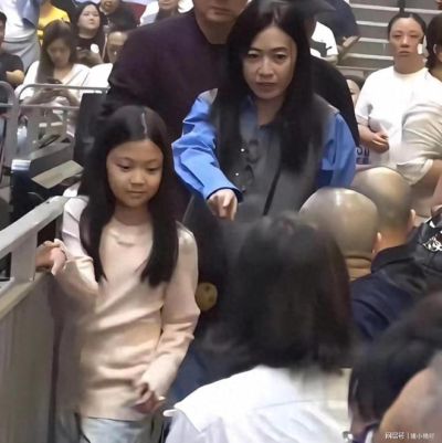 刘銮雄携甘比看演唱会，小女儿粉衣朴素可爱，夫妻全程零交流像父女