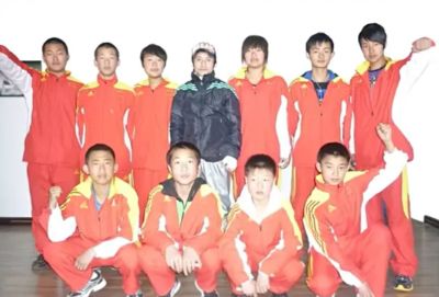 省拳击冠军退役十年后 在烤肉店做服务员养家