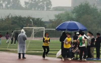 大雨中继续的衡水中考体测 人性温度何在