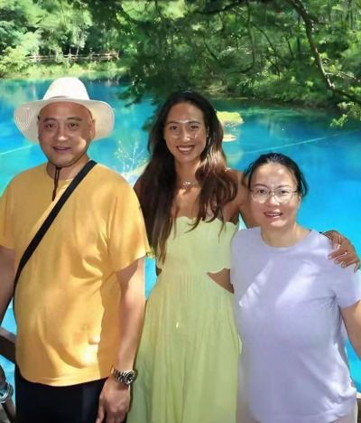 原来她是郑钦文母亲，身份职业受人尊敬，难怪女儿频频给她争光