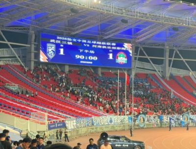 三镇又崩了！1-0领先守到补时被绝平，球迷气晕送医，21分排在降级区