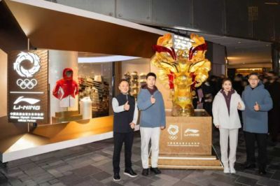马龙刘诗雯亮相三里屯 演绎热爱可抵岁月漫长
