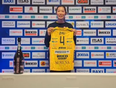 朱婷正式亮相科内利亚诺女排 新赛季仍披4号球衣