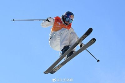 自由式滑雪U型场地世界杯云顶站 谷爱凌摔倒仍夺冠