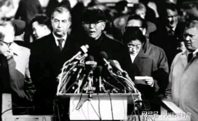 1953年，乔冠华酒后失言对李克农不敬，李克农提醒：目中无人，日后可要吃大亏！