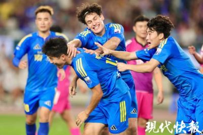 苏超南京队2比1镇江队，拿下“八强生死战”