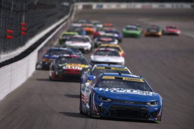 拉森加时赛顶住洛加诺，赢得NASCAR杯系列赛季后赛第二站