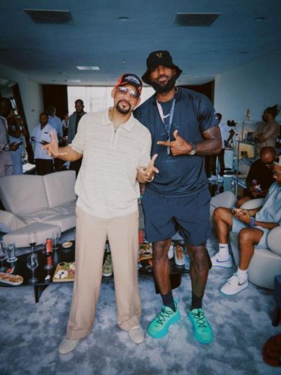 威尔·史密斯晒与詹姆斯合照：费城人在此@詹姆斯