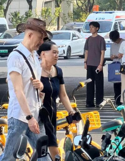 65岁徐锦江携妻街头漫步，身高差萌翻众人！怪发妻子抢镜十足
