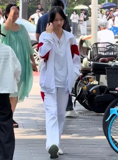 一张“附中女孩吃火锅”照片火了，4点多就放学的高中生，青春又自信