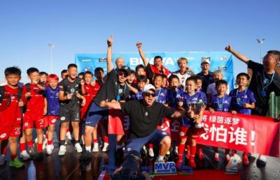 3个月2次在欧洲夺冠！中国足球小将9连胜：5-4梅西的球队 董路举杯