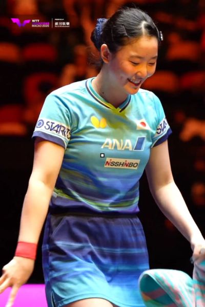 跳跃庆祝+拥抱父亲!18岁张本美和颁奖脸都笑烂 日媒:冠军赛3度登顶