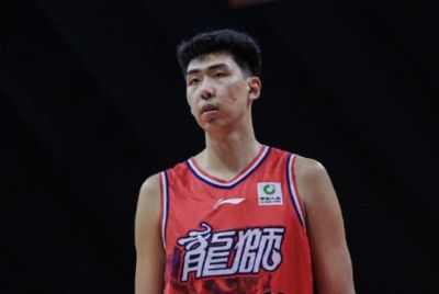 记者：徐昕今日办理签证，为前往美国NCAA打球做准备