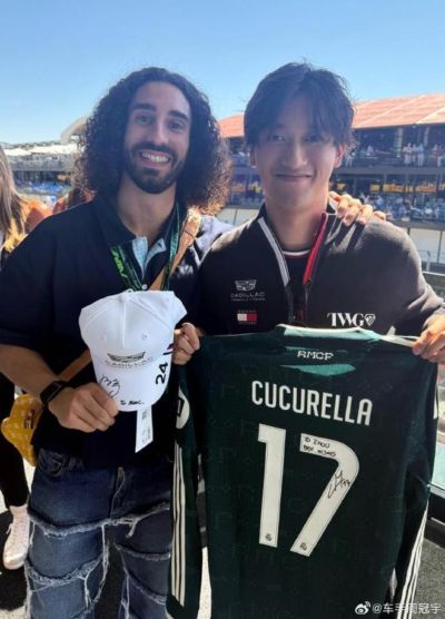 F1车手周冠宇晒与库库雷利亚的合影,两人交换了签名礼品