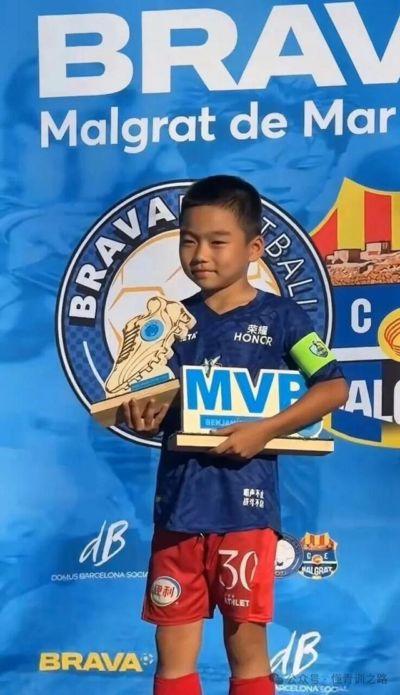 中国足球小将2018队在西班牙夺冠：9战全胜，韩承均9场17球包揽最佳射手和赛事MVP；三个月前2014队曾捧起“小世界杯”