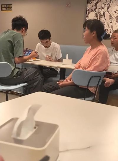 “这俩儿子白养了”，父母饿肚子，陪大学报到儿子吃早餐，力竭了