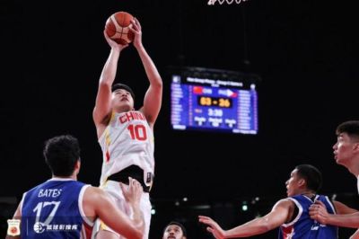 22投9中砍20分14板，他的正负值+35并列全场最高