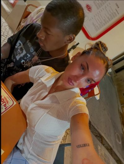 斯科尔斯女儿与男友度假，社媒晒身穿比基尼自拍照