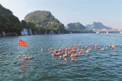 3000余名游泳爱好者畅游“冠军水” 逐浪争先 共赏风光