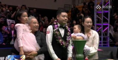 看点：丁俊晖五年无冠，却克世锦赛冠军塞尔比，世界第15锁定2027，老将依旧在争