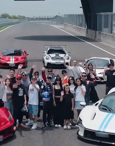 林俊杰带女友开赛车？七七穿吊带长发飘飘身材很好 难怪俊杰这么宠