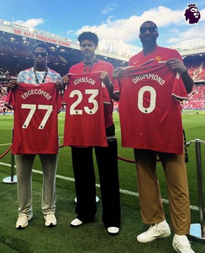 VJ、约翰逊、庄神三人现场观赛曼市德比，获赠专属曼联球衣
