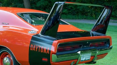 道奇Charger Daytona为何背着巨大尾翼？