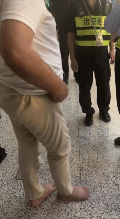 震惊！上海浦东机场旅客电脑被盗，民警锁定一赤脚外籍男子，当场人赃并获