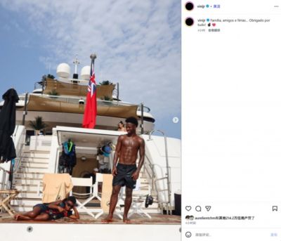崭新形象！维尼修斯晒度假图集：❤️家人、挚友，还有惬意假期…