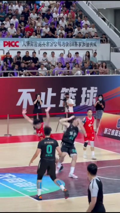 顺带打打球！浙BA比赛诸暨队28号球员遭嵊州队21号连肘带踢