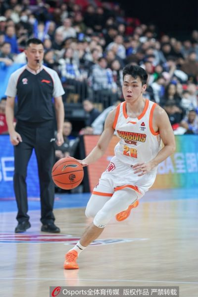 易立：预期庞峥麟是合格的轮换后卫 没想到他这么快成为后场核心